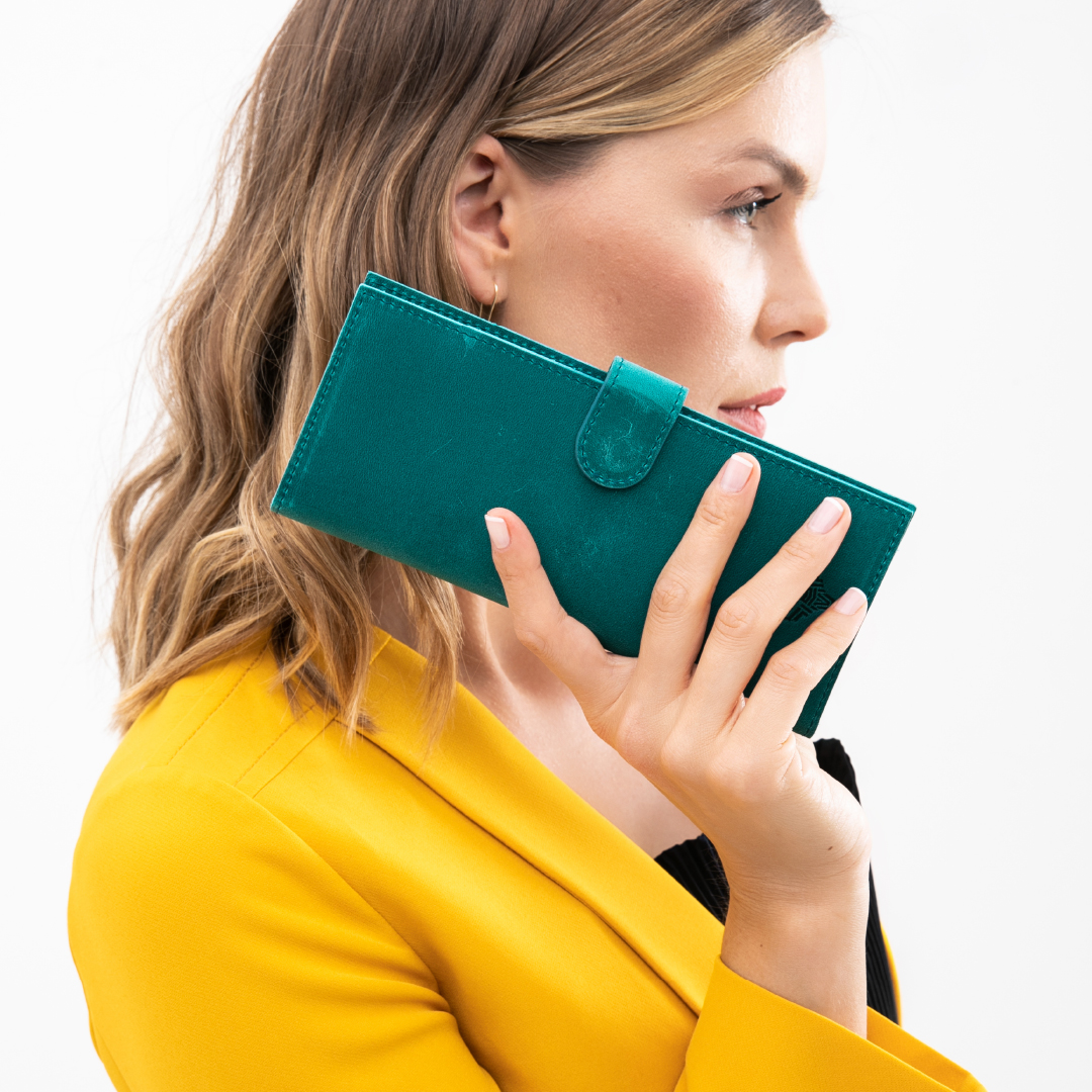OrganiCraft's tweet photo. Vintage deri görünümü, rustik severler için Crazy Horse derisi ve mint renginin mükemmel uyumu. 🫶🏻

#organicraft #crazyhorse #timelessdesign #walletforwomen #leatherwallethandmade #luxurywallet #curatelifestyle #leatherworking #walletshop https://t.co/TNPcWv8QH7