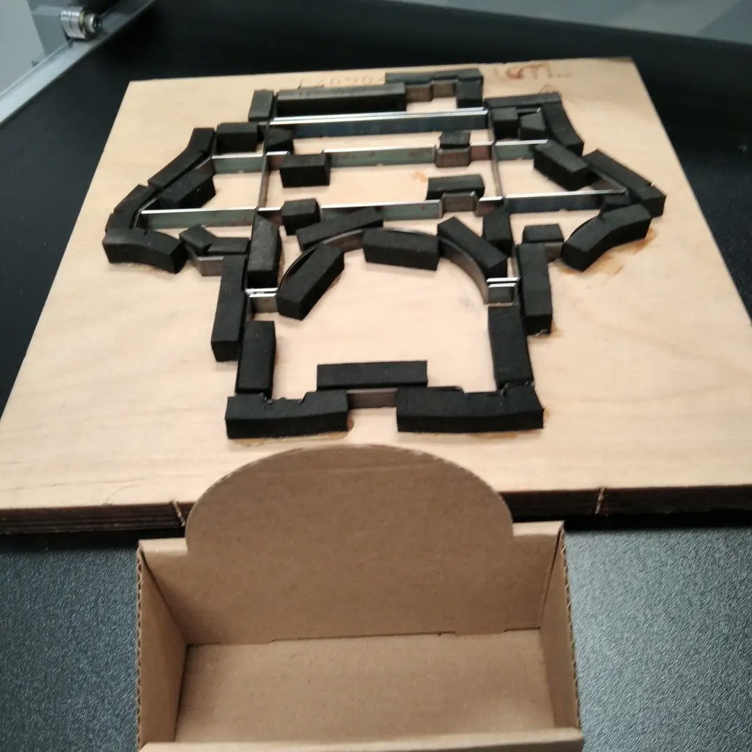 SFS_Spain's tweet image. Os presentamos la #troqueladora manual #paperfox HA-2. Con un ancho de 70cm, puede usar #troqueles de madera para realizar tus hendidos y cortes en multitud de materiales. Ideal para tiradas cortas y medias, #personalizados #maqueta 
#copisteria #graficas #impresores  #packaging