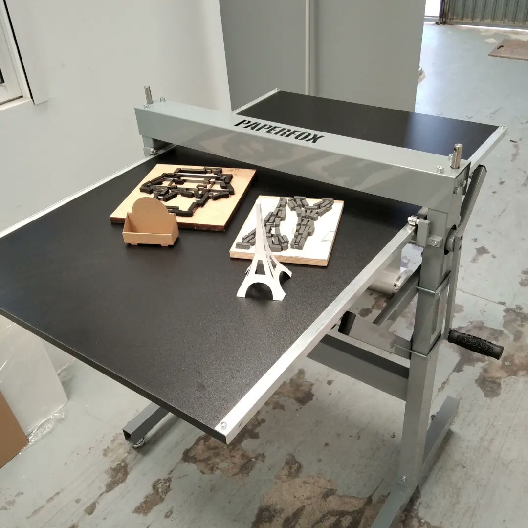 SFS_Spain's tweet image. Os presentamos la #troqueladora manual #paperfox HA-2. Con un ancho de 70cm, puede usar #troqueles de madera para realizar tus hendidos y cortes en multitud de materiales. Ideal para tiradas cortas y medias, #personalizados #maqueta 
#copisteria #graficas #impresores  #packaging