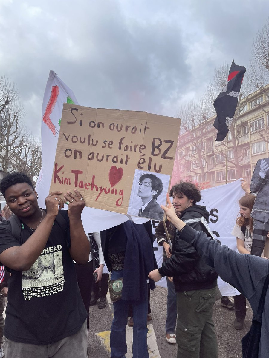 pjmvminies's tweet photo. Fransız protestocularından biri Taehyung'u pankartta "[hükümet tarafından] becerilmek isteseydik Kim Taehyung'u seçerdik" diye yazmış https://t.co/YllfxwgIC4