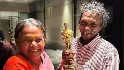The Elephant Whisperers' Bomman and Belli, who were the caretakers in the documentary, smiled and posed with the #Oscars trophy. The documentary's director #KartikiGonsalves shared this picture. #TheElephantsWhisperers