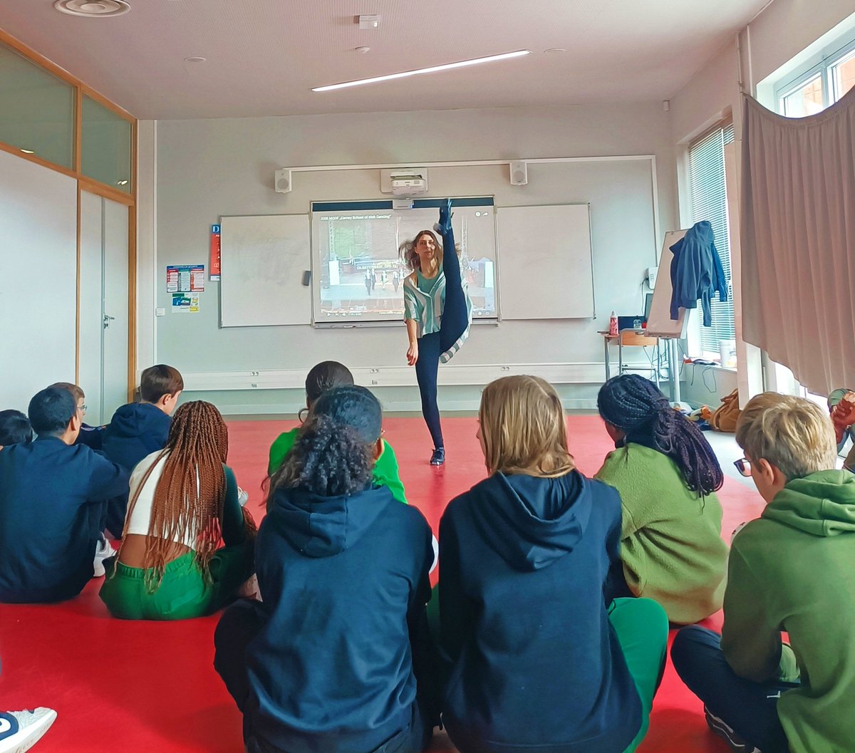 SuissaSarah's tweet photo. Une semaine après la #StPatrick, deux classes de 3e du #CollegeAutissier ont eu la chance d'avoir une demonstration puis une initiation de #Irish #StepDancing, in english of course, avec la talentueuse Mme Toullec 🍀
#OuvertureCulturelle
#English
#Ireland https://t.co/pUs4IFmnOM