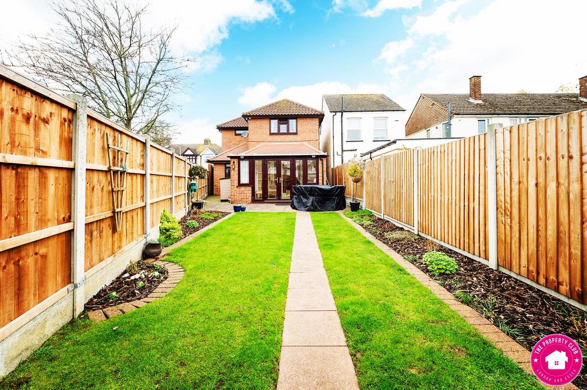 ThePropertyClu2's tweet photo. 💷 #ForSale £550,000 - £600,000 
📍#Romford 🏡 #Freehold🌳 #Havering Borough #essexhomes #rm7 #crossroad #essexproperty https://t.co/G8OY2osciu