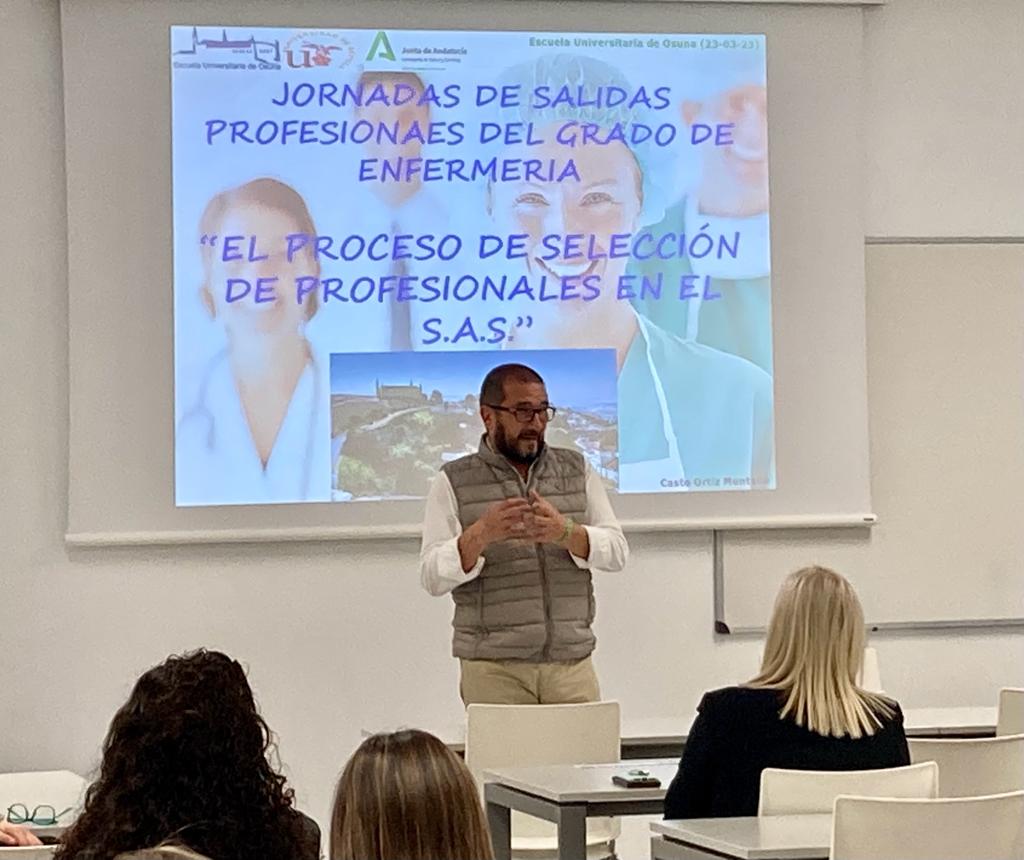 👩‍🎓Jornadas de 'Salidas Profesionales del Grado en #Enfermería' en la <a href="/euosuna/">Escuela Universitaria de Osuna</a> 

👉Nuestros directivos Casto Ortiz (dirección económica) y Lola Gómez (dirección enfermería) han explicado hoy a las alumnas de #Enfermería el proceso de selección del SAS. 

#FormaciónAGSO