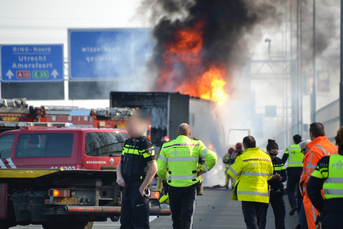 pim_gorter's tweet photo. @Pol_Heuts 6 jaar geleden op de Rijksweg #A8. Vrachtwagenbrand. Opschaling: Zeer grote brand. Gelukkig hebben we de beelden nog. https://t.co/YaC7pISn7a