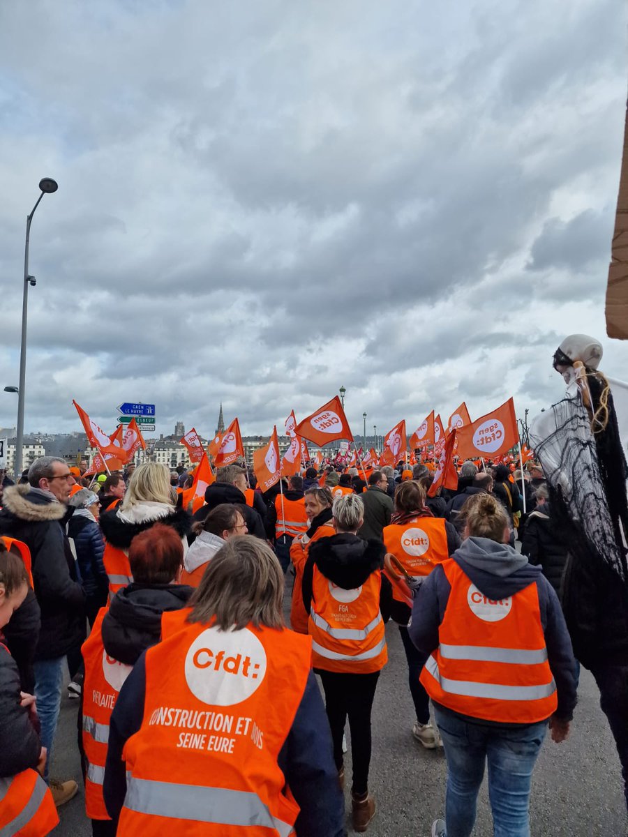 F3CCFDT's tweet photo. Toujours du monde pour dire #64anscestNon #Stop64ans #Retraites @CFDT sur tous les territoires 
Le @Gouvernement doit enfin prendre ses responsabilités et entendre les travailleuses et travailleurs ! La #CFDT a des idées (et ce n'est pas nouveau) sur les retraites @RicordeauYvan https://t.co/4b3ruGNQ8J