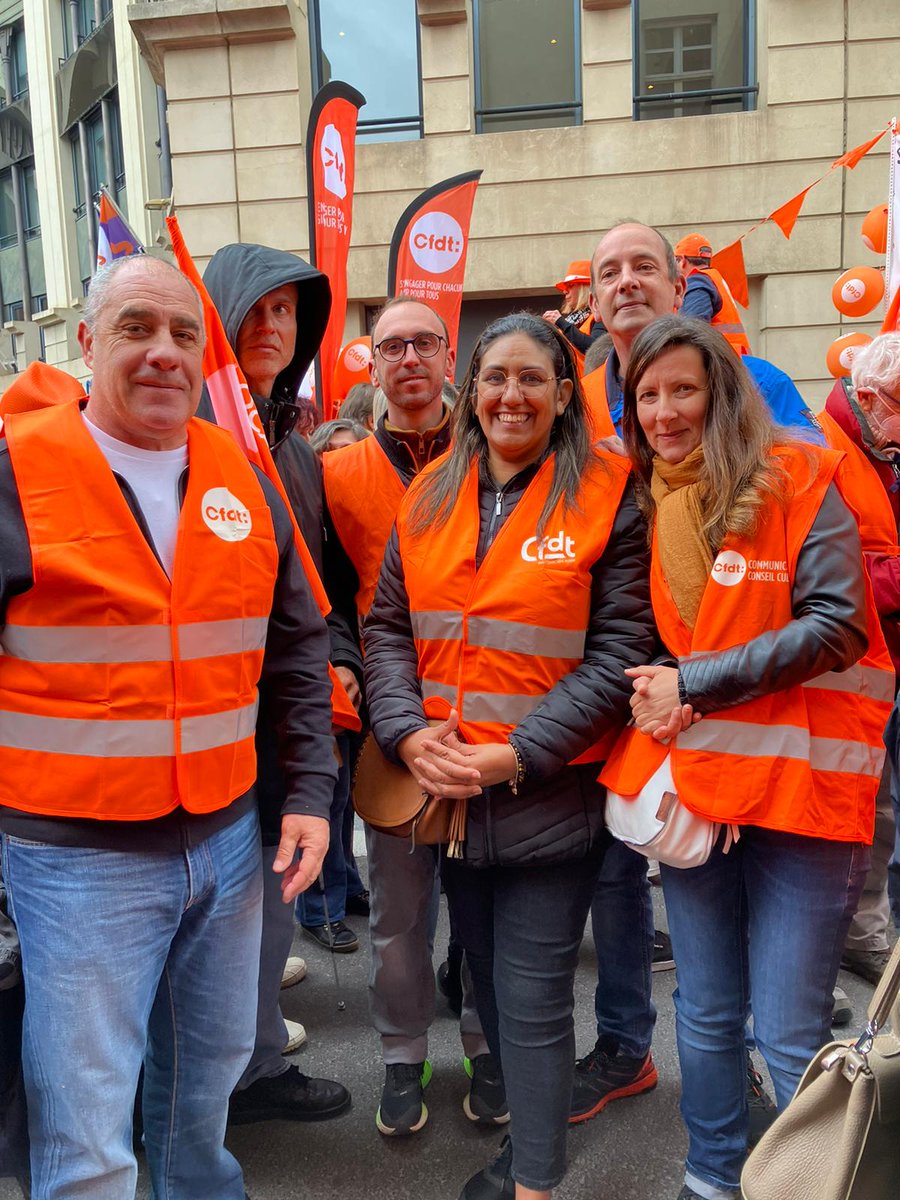 F3CCFDT's tweet photo. Toujours du monde pour dire #64anscestNon #Stop64ans #Retraites @CFDT sur tous les territoires 
Le @Gouvernement doit enfin prendre ses responsabilités et entendre les travailleuses et travailleurs ! La #CFDT a des idées (et ce n'est pas nouveau) sur les retraites @RicordeauYvan https://t.co/4b3ruGNQ8J