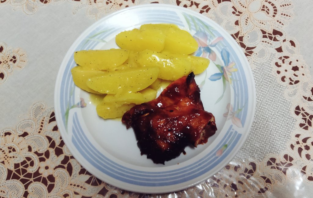 idespisecats's tweet image. Kita berbuka puasa makan makanan sihat je, kita makan seketul ayam bakar madu dalam pasu bunga dan butter potato. #TipsKurus 😭

Happy Ramadan. Bone apple tea~ ✅
