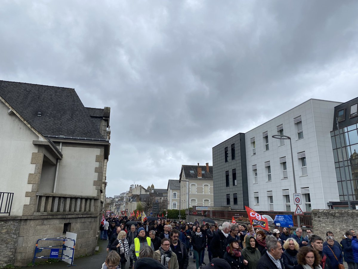 icimayenne's tweet photo. Des milliers de personnes manifestent dans les rues de Laval pour la 9ème journée d´action contre la #ReformeDesRetraites #Mayenne https://t.co/c45BRIxkK7