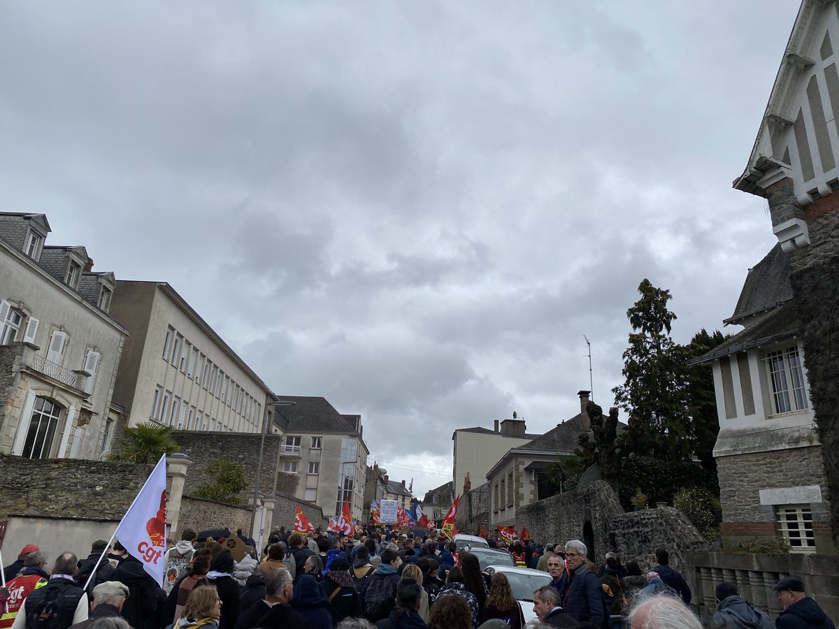 icimayenne's tweet photo. Des milliers de personnes manifestent dans les rues de Laval pour la 9ème journée d´action contre la #ReformeDesRetraites #Mayenne https://t.co/c45BRIxkK7
