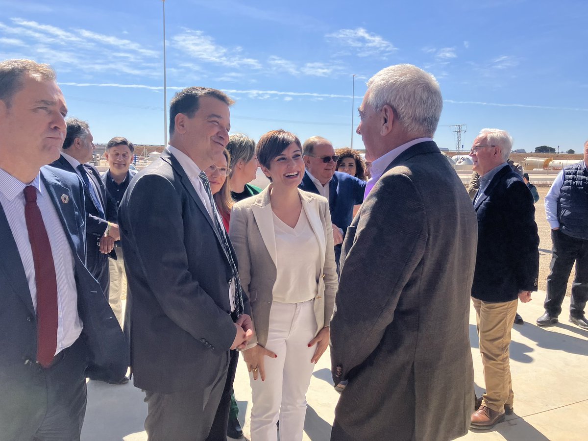 AgriculturaClm's tweet photo. 🧅🧄🍉El consejero @fmartinezarroyo acompaña a la ministra @isabelrguez en la inauguración del Centro de Inspección de Exportaciones de Villarrobledo, que facilitará la salida de productos hortofrutícolas desde Castilla-La Mancha. https://t.co/GZRWtWopYX
