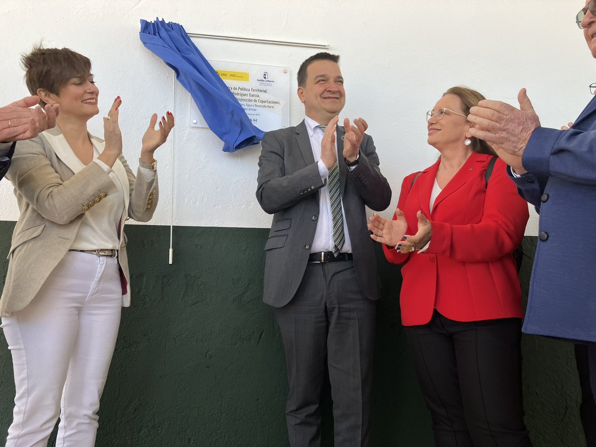 AgriculturaClm's tweet photo. 🧅🧄🍉El consejero @fmartinezarroyo acompaña a la ministra @isabelrguez en la inauguración del Centro de Inspección de Exportaciones de Villarrobledo, que facilitará la salida de productos hortofrutícolas desde Castilla-La Mancha. https://t.co/GZRWtWopYX