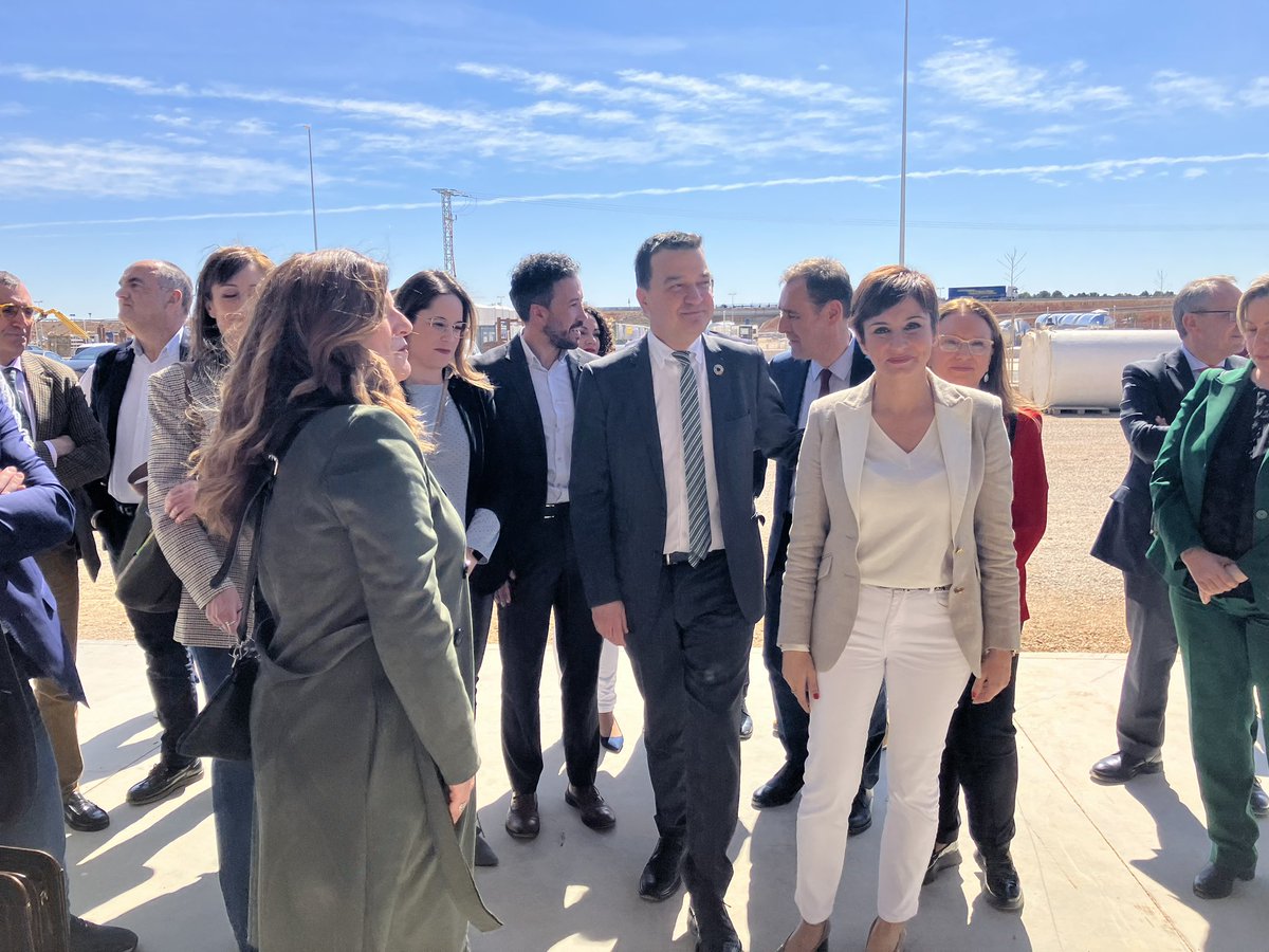 AgriculturaClm's tweet photo. 🧅🧄🍉El consejero @fmartinezarroyo acompaña a la ministra @isabelrguez en la inauguración del Centro de Inspección de Exportaciones de Villarrobledo, que facilitará la salida de productos hortofrutícolas desde Castilla-La Mancha. https://t.co/GZRWtWopYX