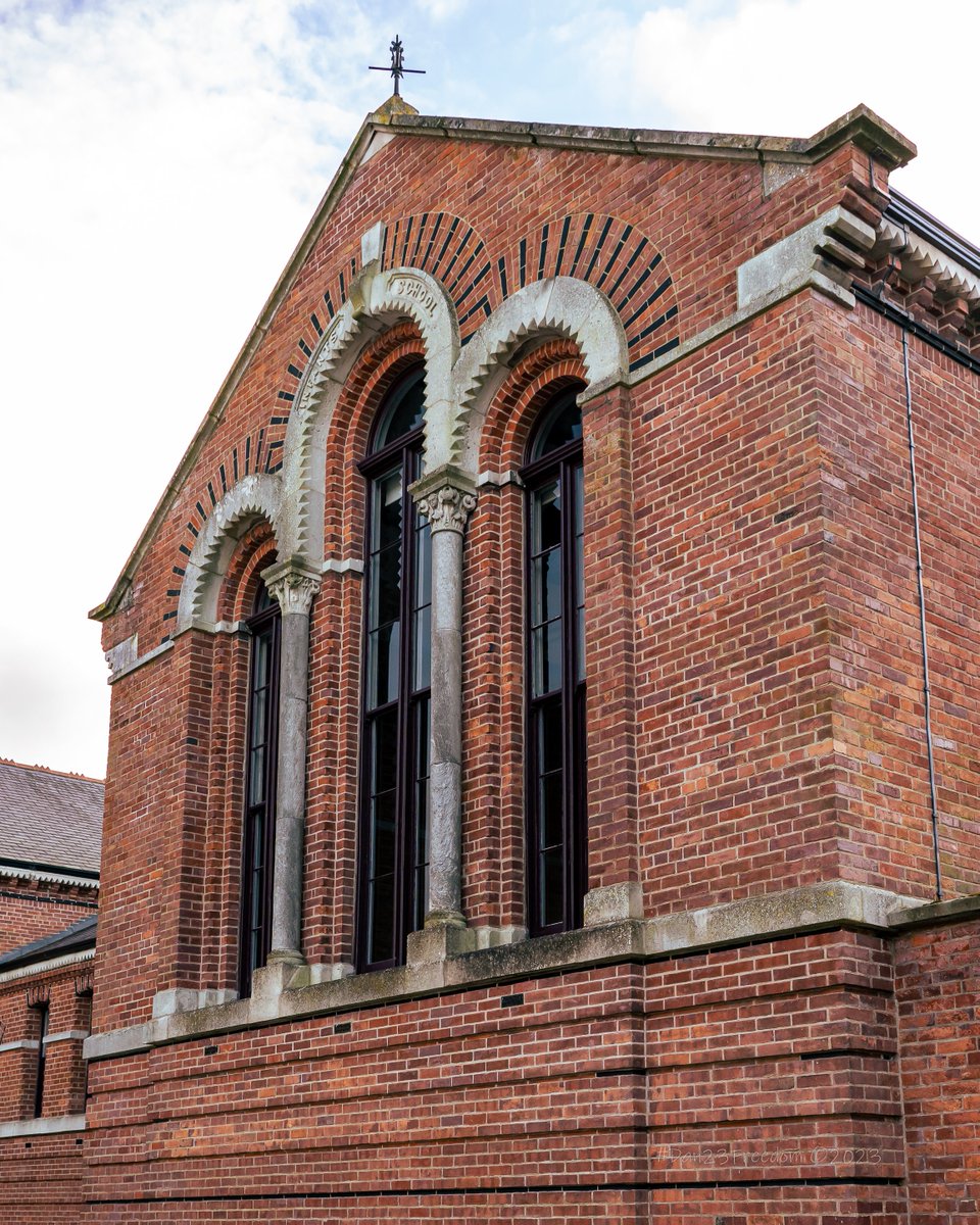 dan23freedom's tweet photo. Criminal Courts Of Justice
.
.
📷 1/125 sec at f/6,7, ISO 1250, 28 mm (28-75) #dan23freedom
#redbrick #redbrickhouse #CriminalCourtsOfJustice #Ireland #cork #architecture #architecturelovers #buildings #buildinglovers #buildingdesign #streetphotography #cityexplore
#love https://t.co/Yu7Rt06HnM