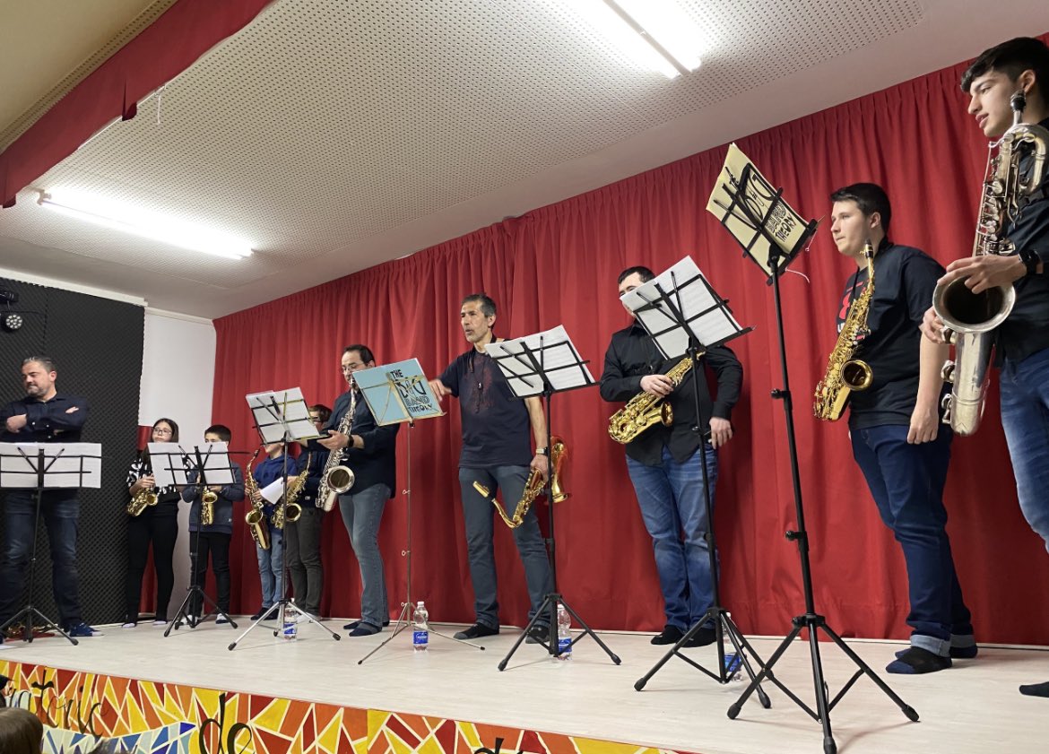 Maravillosa actuación la que disfrutamos en el #FunGilFest en los #Viernesculturales #LaboratorioDeArtes #RadioyMúsicaSangil con la actuación de “Saxofoneando” Ensemble de saxofones de la <a href="/EscMusicCuellar/">EscuelaMusicaCuellar</a> dirigidos por Luis Miguel Pérez ¡Gracias por vuestra participación! 🎷 🎶