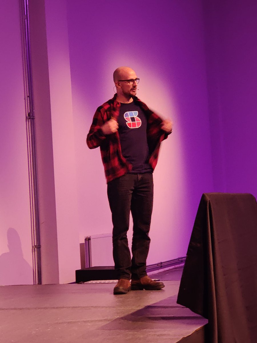 .<a href="/SimoAhava/">Simo Ahava</a> @team_simmer onstage <a href="/FriendsofSearch/">FriendsofSearch</a> #fos23 ♥️♥️ "if you can help, help"