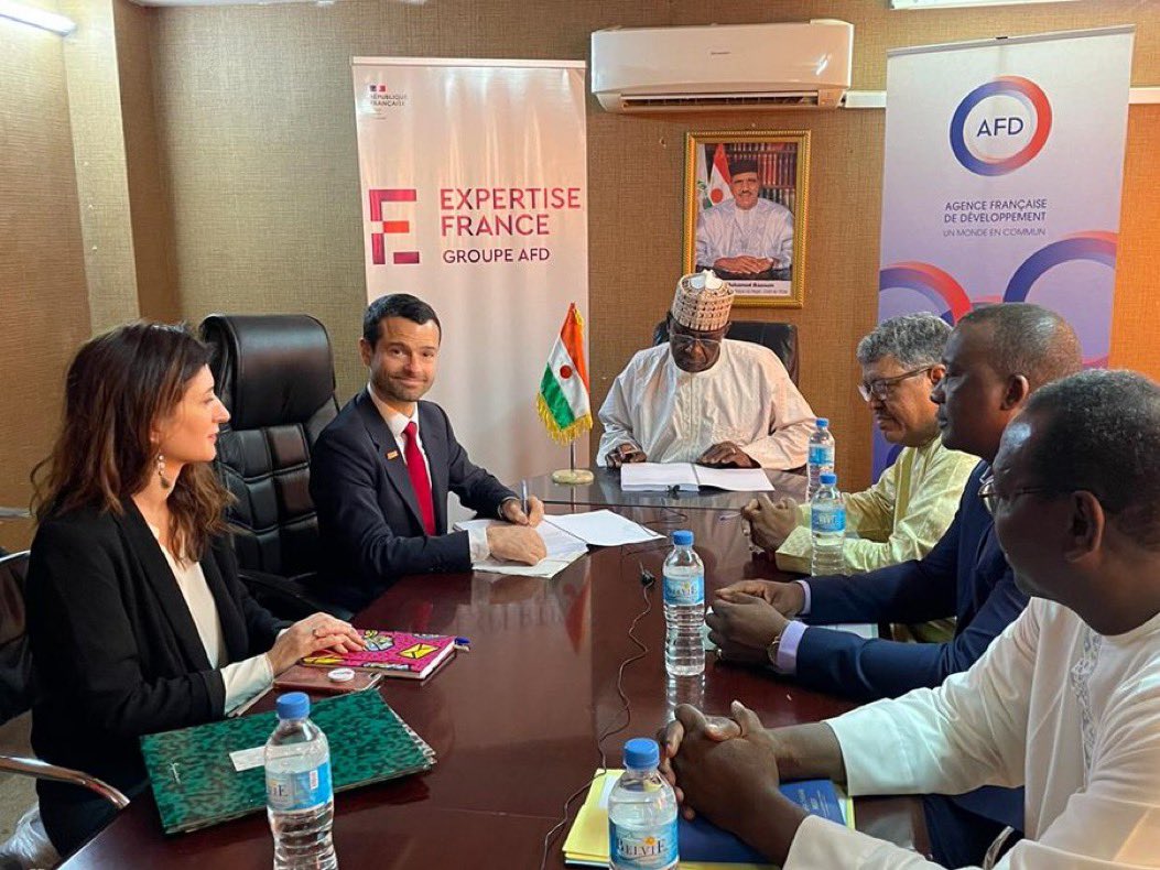 PelletJeremie's tweet photo. Une magnifique équipe bien installée et prête à appuyer tous les projets de coopération en Team 🇫🇷 et 🇪🇺 au service du #Niger et de ses politiques publiques. Merci à tous nos partenaires nigériens de leur accueil ! https://t.co/jvsLyBpH3C