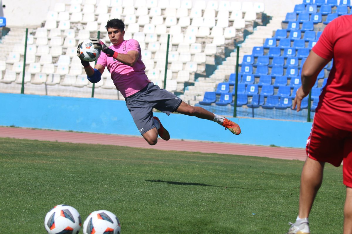 UDMelilla's tweet photo. ✈️🧤⚽️ @josesalcedo13 @andresmm_1 #jserrano https://t.co/3Dkeo3Rj9F