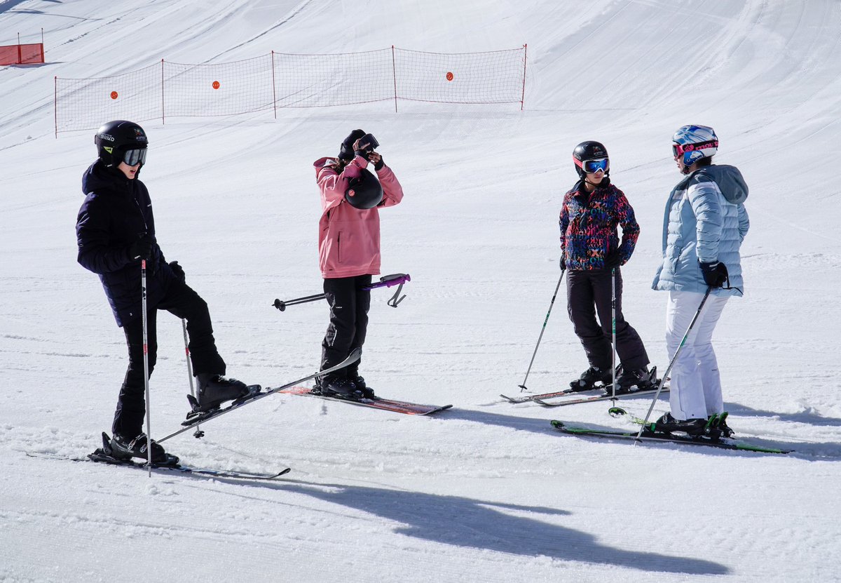 ¡Un día más en nuestra “oficina” significa un día más de diversión! ❄️⛷️😍
#cerler #cerlerenamora #esqui #skiing #snowboarding #pirineos #skiresort #ski  #momentosaramon #skilovers #expertosendiversión