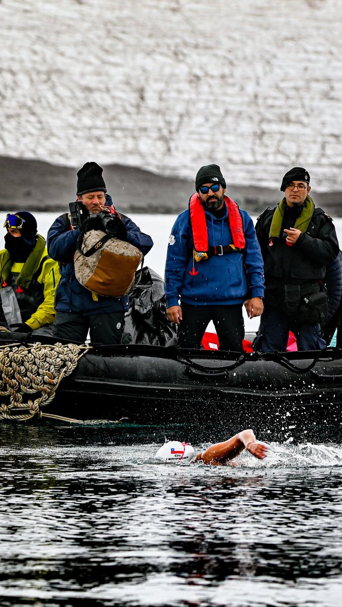Barbarellah's tweet photo. Mis 2.5km a 🏊‍♀️ en Antártica es oficialmente #GuinnessWorldRecord!  en agua a tan sólo 2°C, 45 min 30 seg. Lo imposible sólo toma un poco más de tiempo! Gracias a la @Armada_Chile a la dotación ATF 65 Janequeo, mi equipo, familia, a USTEDES por el apoyo! @MindepChile @bancodechile https://t.co/FFPRcYFvv6