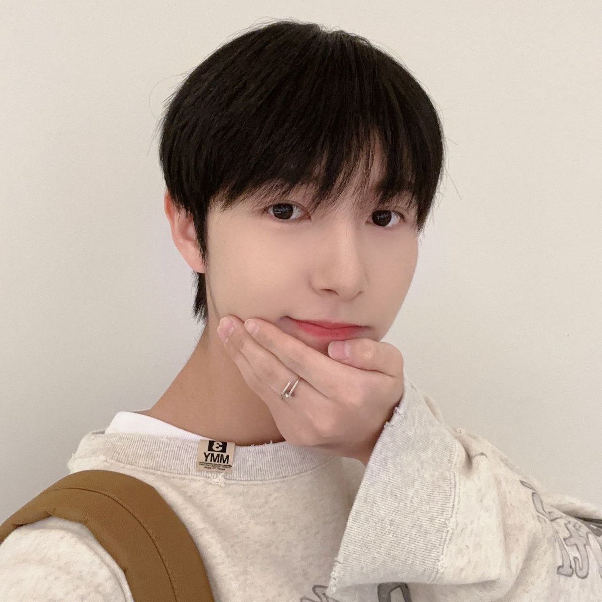 chaanyeol61's tweet photo. @LILIEFOXIE HAPPY BIRTHDAY HUANG RENJUN, thank you for being born in this world, stay healthy and be happy, you deserve to be love, we always love you! 💛💛💛

#Golden323RenjunDay 
#HAPPYRENJUNDAY
#또있지또있지_런쥔이_생일 https://t.co/nYwe5h3GoF