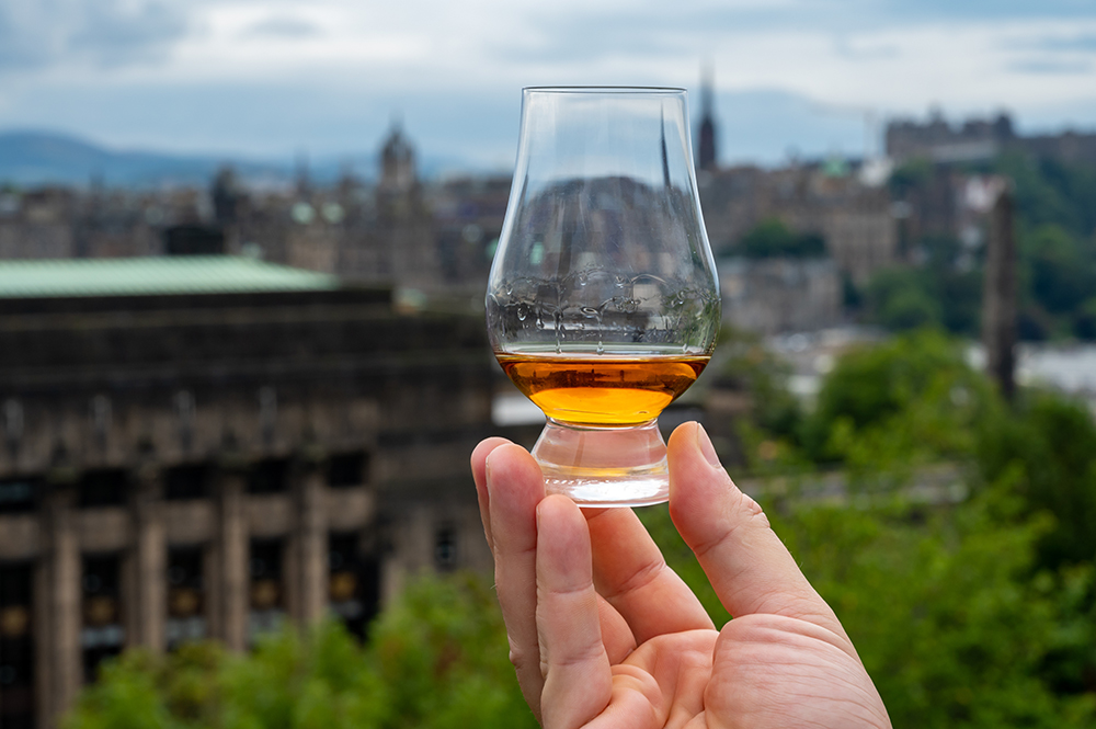 How do social movements affect controversial industries? #AOMScholars studied nearly a century’s worth of records documenting the evolution of Scottish whisky distilleries to learn how: bit.ly/3JEhkGF