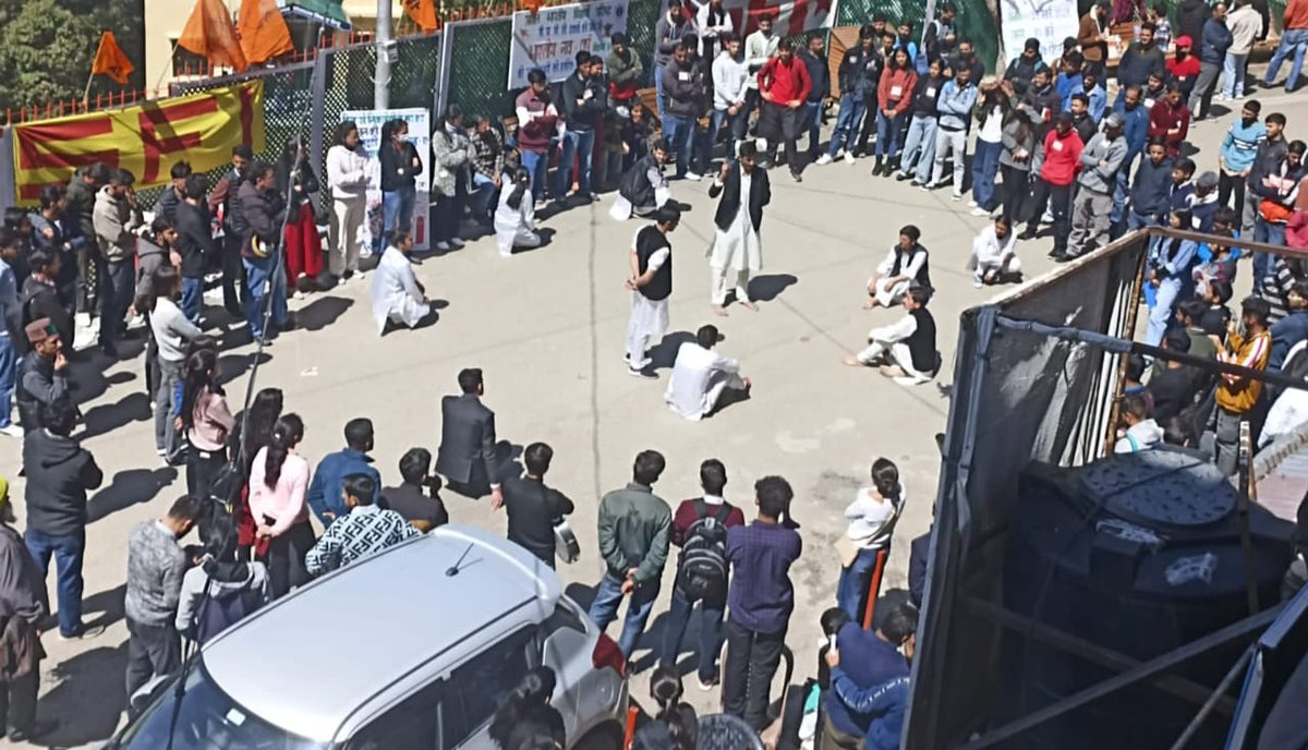 sfihpu's tweet photo. On the occasion of 92nd Martyrs Day, remembering the legends Bhagat Singh, Rajguru, Sukhdev, SFI organised a street play in university campus.
#MartyrsDay 
#sfihpu https://t.co/rstdKrwc05