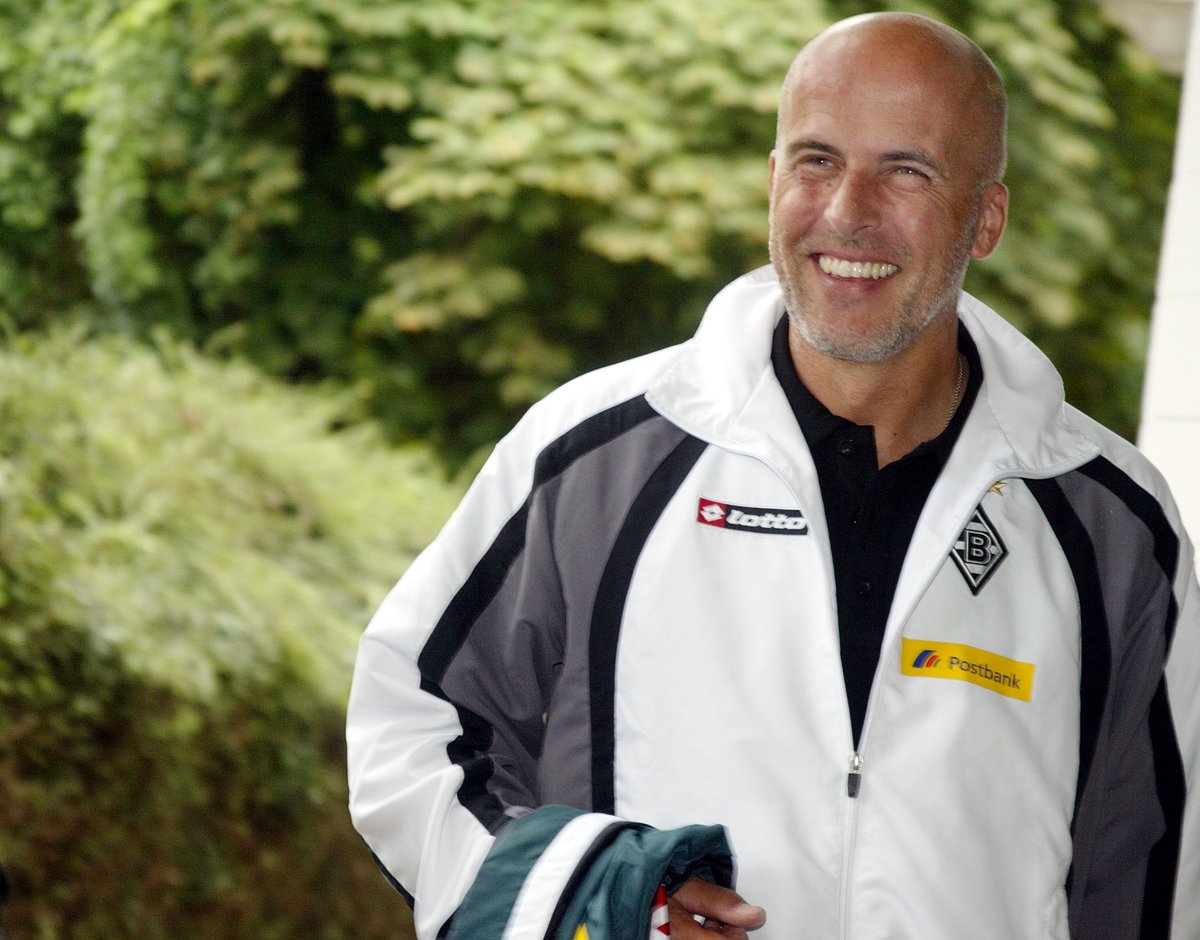 borussia's tweet photo. Wir wünschen Michael #Frontzeck alles Gute zum 5️⃣9️⃣. Geburtstag! 🎂🥳
#FohlenFamilie https://t.co/lHaUZWKsyk