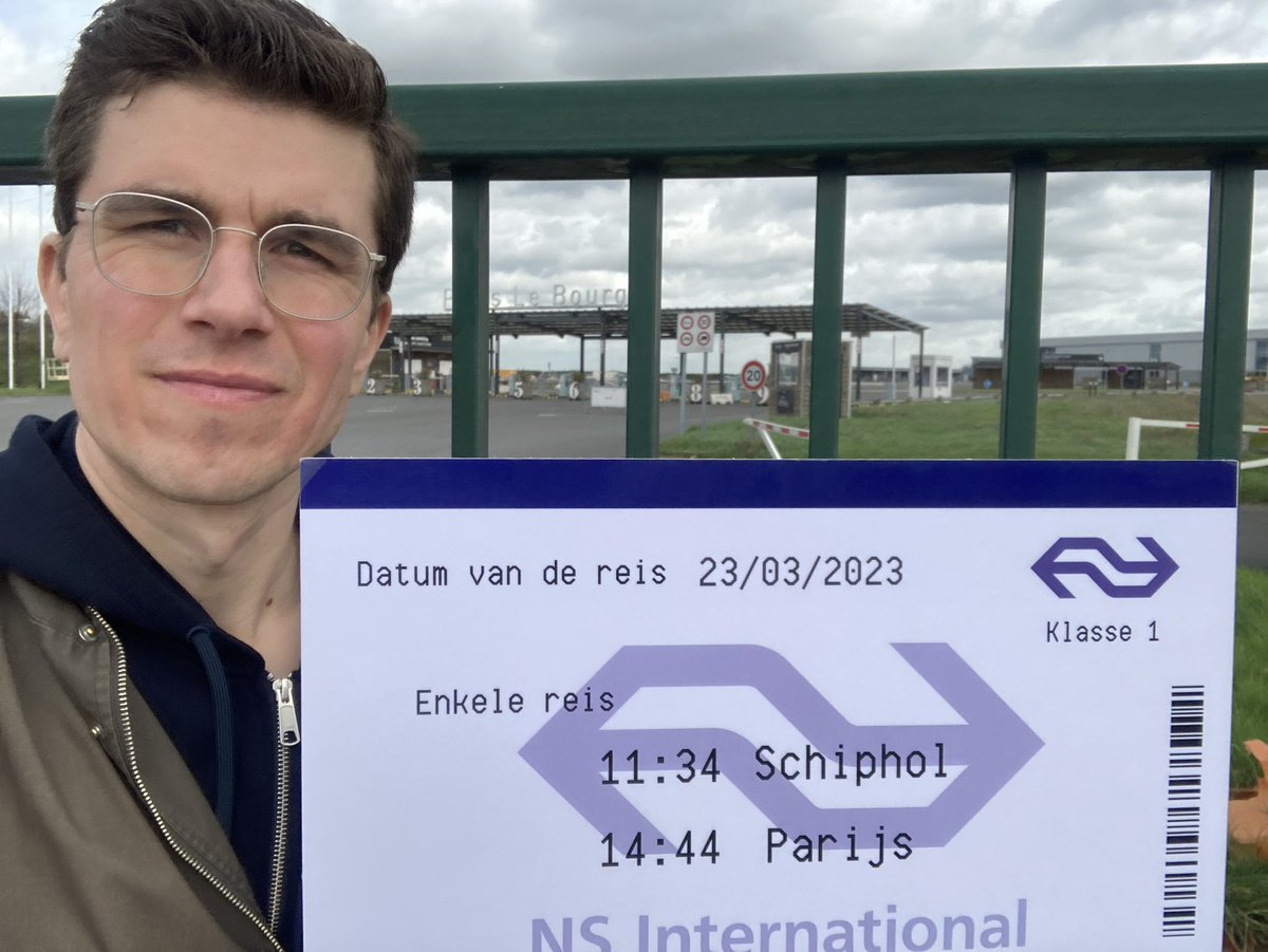 FrankHuisingh's tweet photo. Wachtend op @OnsOranje bij vliegveld Paris le Bourget. Oranje komt dus met het vliegtuig (!) naar Parijs. Als het goed is landen ze over 20 minuten, dan ga ik dit treinticket aan Koeman proberen te geven. @KNVB @FossilFreeFoot #MetKoemanMetDeTrein https://t.co/iJZ7qkUqcz