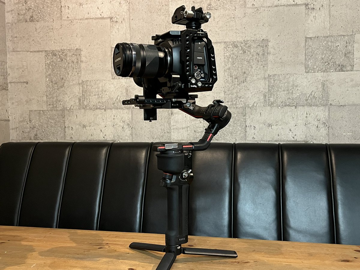 PacksStudio's tweet photo. 【ジンバル】

弊社で使用している
DJIのRonin RS2 Pro！

撮影時の手ブレがこれを使うと、
滑らかに且つダイナミックに撮影出来ます！

お店のPR動画撮影時に内装なんかを撮影する際に大活躍！
三脚の設置スペースに限りがある場所でも助かってます！ https://t.co/FRGWWGWLnX