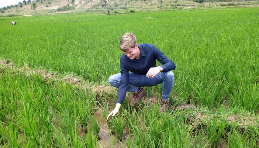 How do organizations like <a href="/Agriterra/">Agriterra</a> work? 🤔 A new Agriterra intern in #Rwanda is chronicling their work with #farmers, which shows Agriterra's best practices and the impact it can have!

Read more here 👉 agriterra.org/internship_rwa…