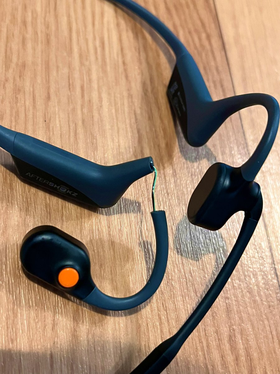 izabell_yama's tweet image. お分かりいただけるだろうか…

芯が折れた後
だんだん千切れて
線2本？で繋がった状態に😇

ですが
なんと
保証期間2年内は
返送料だけで交換してもらえそう！

ノイキャン最高で
外でも使いやすいのでオススメです
(自転車だと30k↑だすと風切りで聞こえないけど

#aftershocks
#opencomm