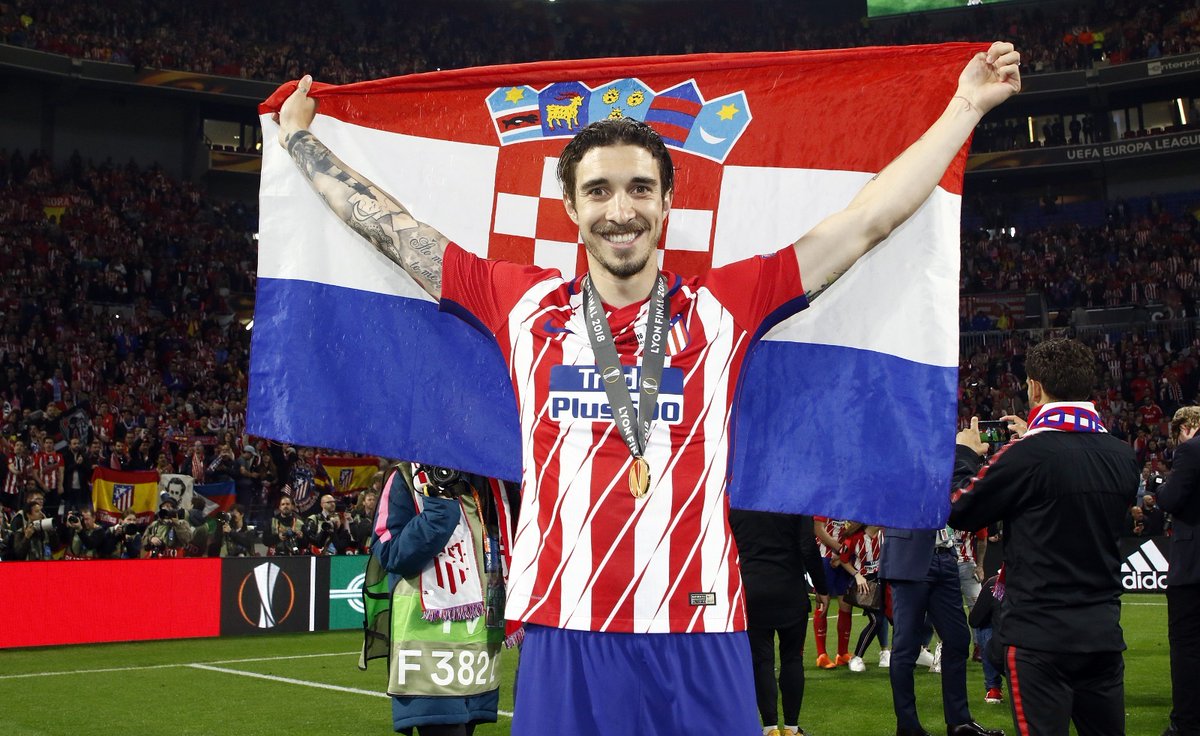 Atleti's tweet photo. 🇭🇷 Sime @Vrsaljko, lateral rojiblanco durante cinco temporadas, se retira de los terrenos de juego.

☺️ ¡Te deseamos mucha suerte en tus futuros proyectos!

➡️ https://t.co/XtIz6hI2dD https://t.co/AeAcZZGCvi