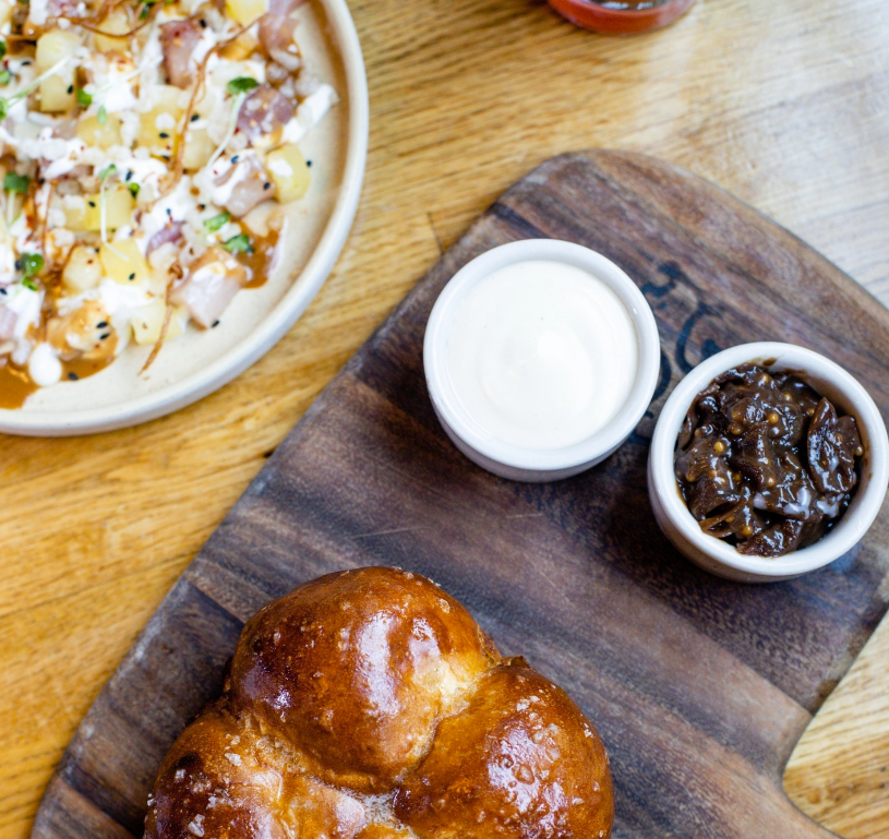 Hamachi Poke and Pull Apart-Pretzel Bread make for one mouthwateringly yummy spread, and are the perfect way to brighten up a gloomy day like today. 😉⁠

#chicago #chicagofoodauthority #bokarestaurantgroup #chicagofoodguide #chicagorestaurants #chicagofoodspots #eaterchicago