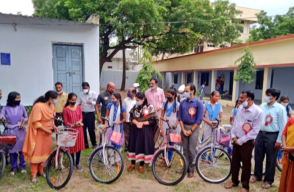 Collector_YDR's tweet photo. Under '#CyclesForSchool' initiative, meritorious girls in Govt. secondary school who commute >than 3 kms to school, are given a cycle.
70 girls have been given cycles so far by District Administration & donations under CSR.
@TelanganaCMO @TelanganaCS @EduMinOfIndia @MinistryWCD https://t.co/h3FKkdDUzB