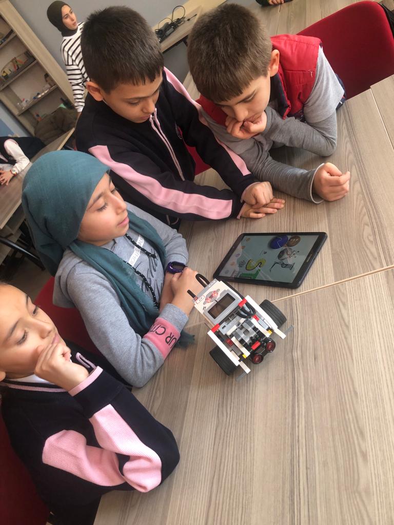 GencImkb's tweet photo. Okulumuz 5.sınıf öğrencileri Fen Bilgisi öğretmenimiz Sezen DEMİR önderliğinde Bingöl STEM eğitim merkezini ziyaret etti. https://t.co/a35QZ2odqm