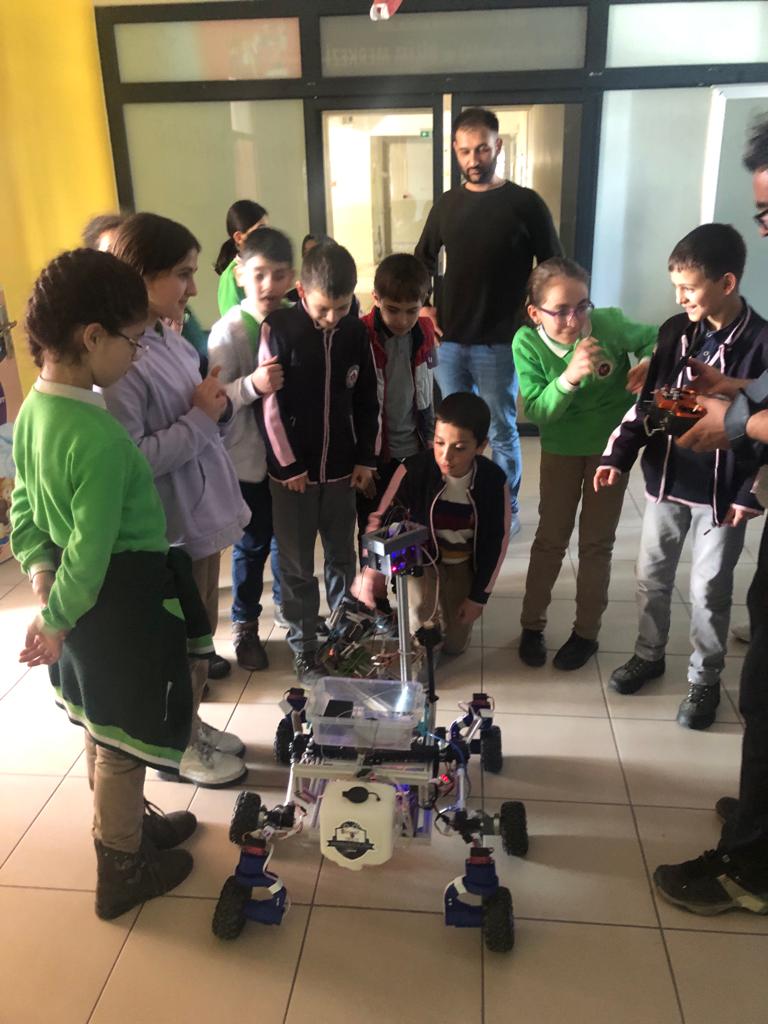 GencImkb's tweet photo. Okulumuz 5.sınıf öğrencileri Fen Bilgisi öğretmenimiz Sezen DEMİR önderliğinde Bingöl STEM eğitim merkezini ziyaret etti. https://t.co/a35QZ2odqm