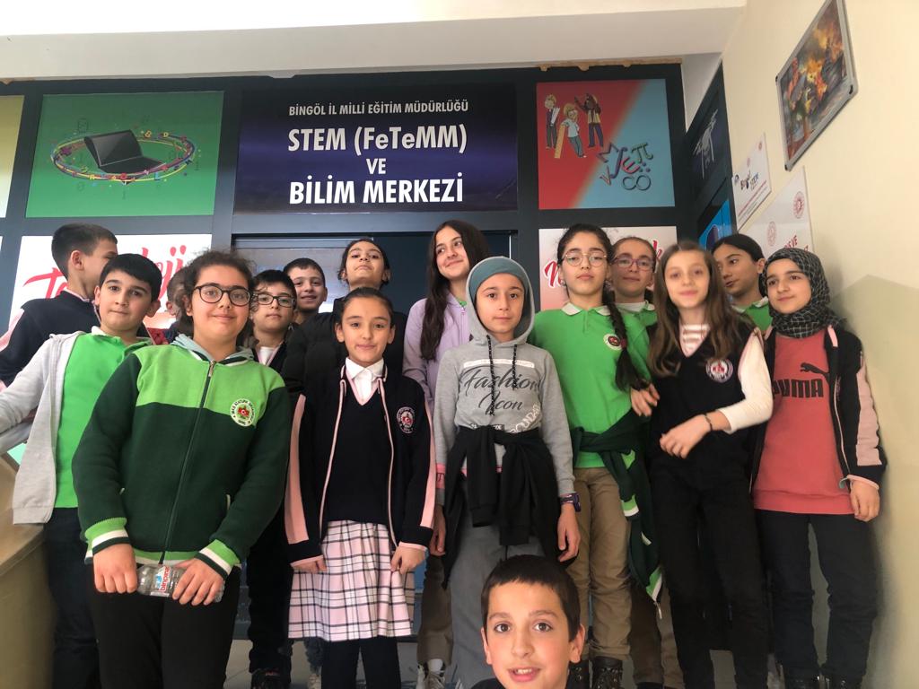 Okulumuz 5.sınıf öğrencileri Fen Bilgisi öğretmenimiz Sezen DEMİR önderliğinde Bingöl STEM eğitim merkezini ziyaret etti.