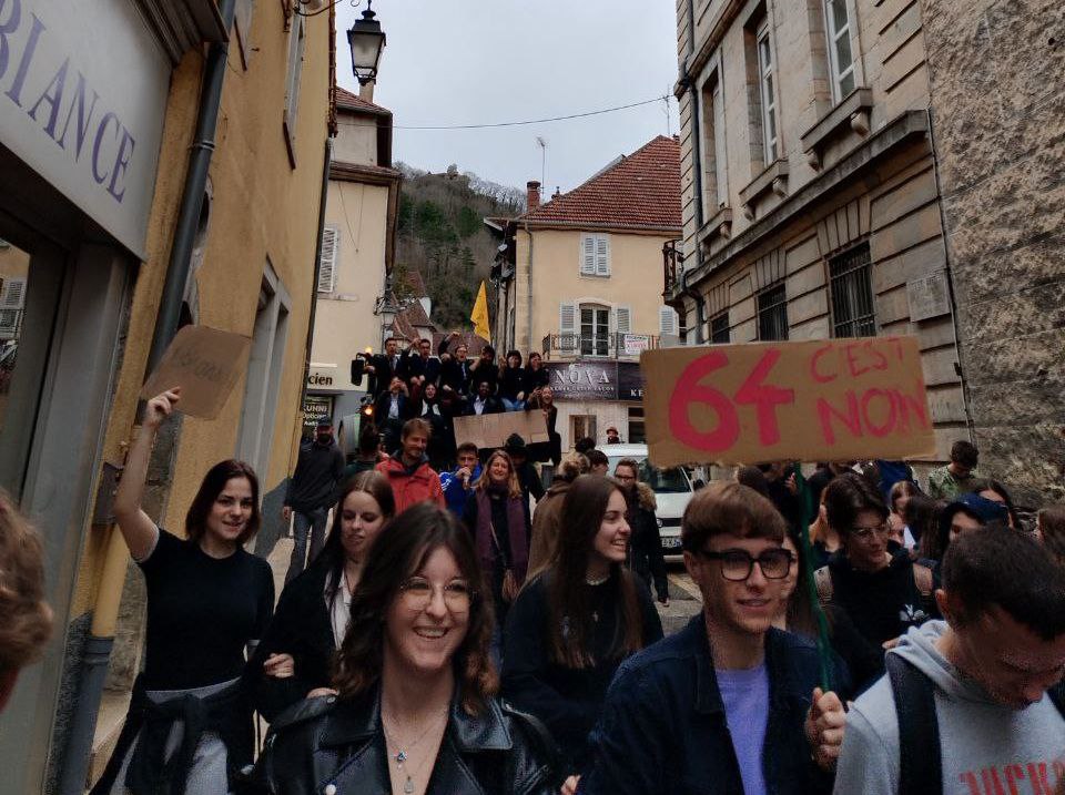 La commune de Poligny (4000 habitants) dans le Jura, accueille son 1er rassemblement contre la retraite à 64 ans.

l'Université Assas à Paris est bloquée pour la première fois de son histoire.

Grandes et petites villes, Macron crée l'exploit de souder tout le monde contre lui.