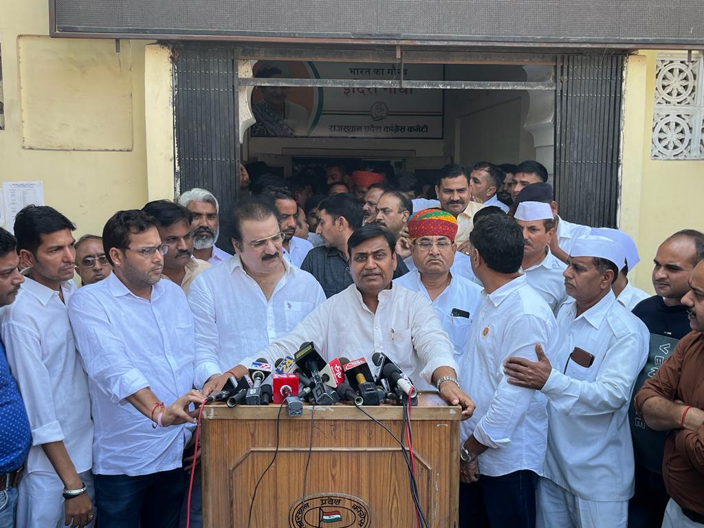 GovindRMeghwal's tweet photo. हमारे लोकप्रिय नेता श्री राहुल गांधी जी के विरुद्ध केंद्र की मोदी सरकार द्वारा संवैधानिक संस्थाओं का दुरुपयोग कर की जा रही कार्रवाई के विरोध में राजस्थान प्रदेश कांग्रेस कमेटी द्वारा पीसीसी अध्यक्ष श्री @GovindDotasra जी की उपस्थिति में आयोजित बैठक शामिल हुआ। https://t.co/Bp7rBJmUE3