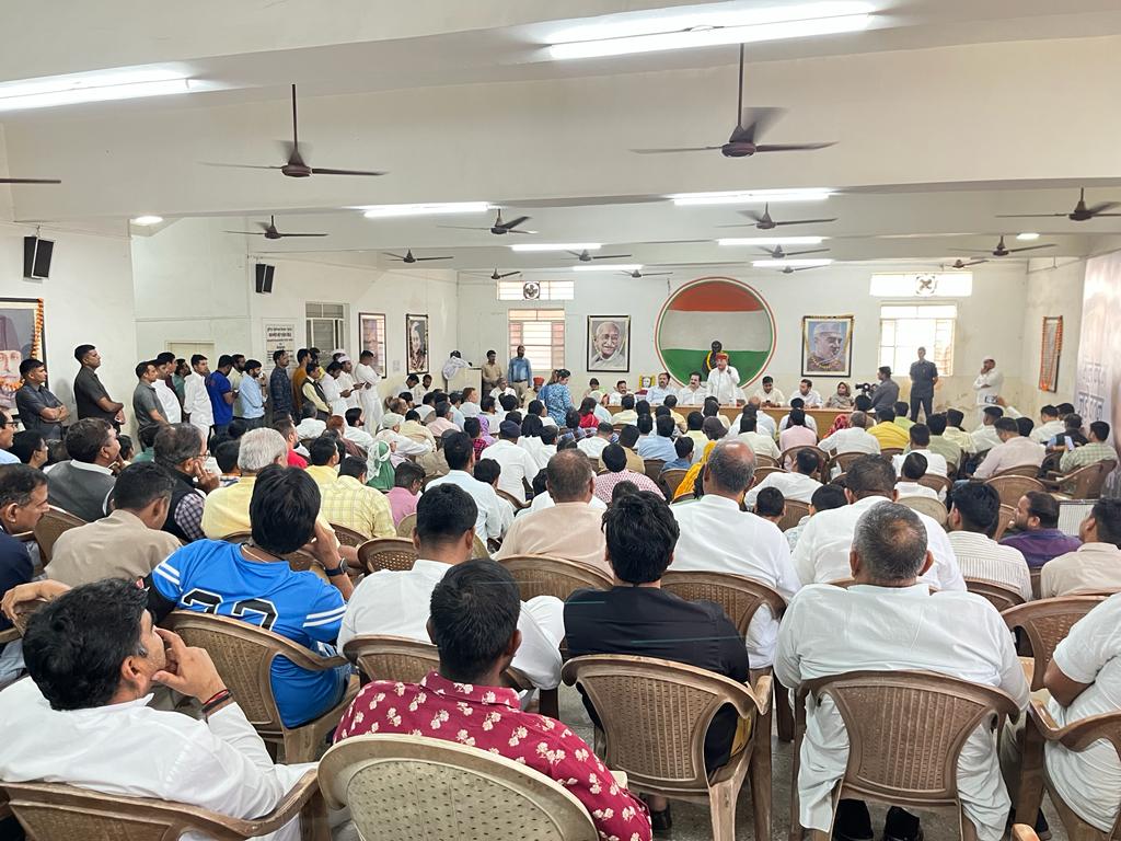 GovindRMeghwal's tweet photo. हमारे लोकप्रिय नेता श्री राहुल गांधी जी के विरुद्ध केंद्र की मोदी सरकार द्वारा संवैधानिक संस्थाओं का दुरुपयोग कर की जा रही कार्रवाई के विरोध में राजस्थान प्रदेश कांग्रेस कमेटी द्वारा पीसीसी अध्यक्ष श्री @GovindDotasra जी की उपस्थिति में आयोजित बैठक शामिल हुआ। https://t.co/Bp7rBJmUE3