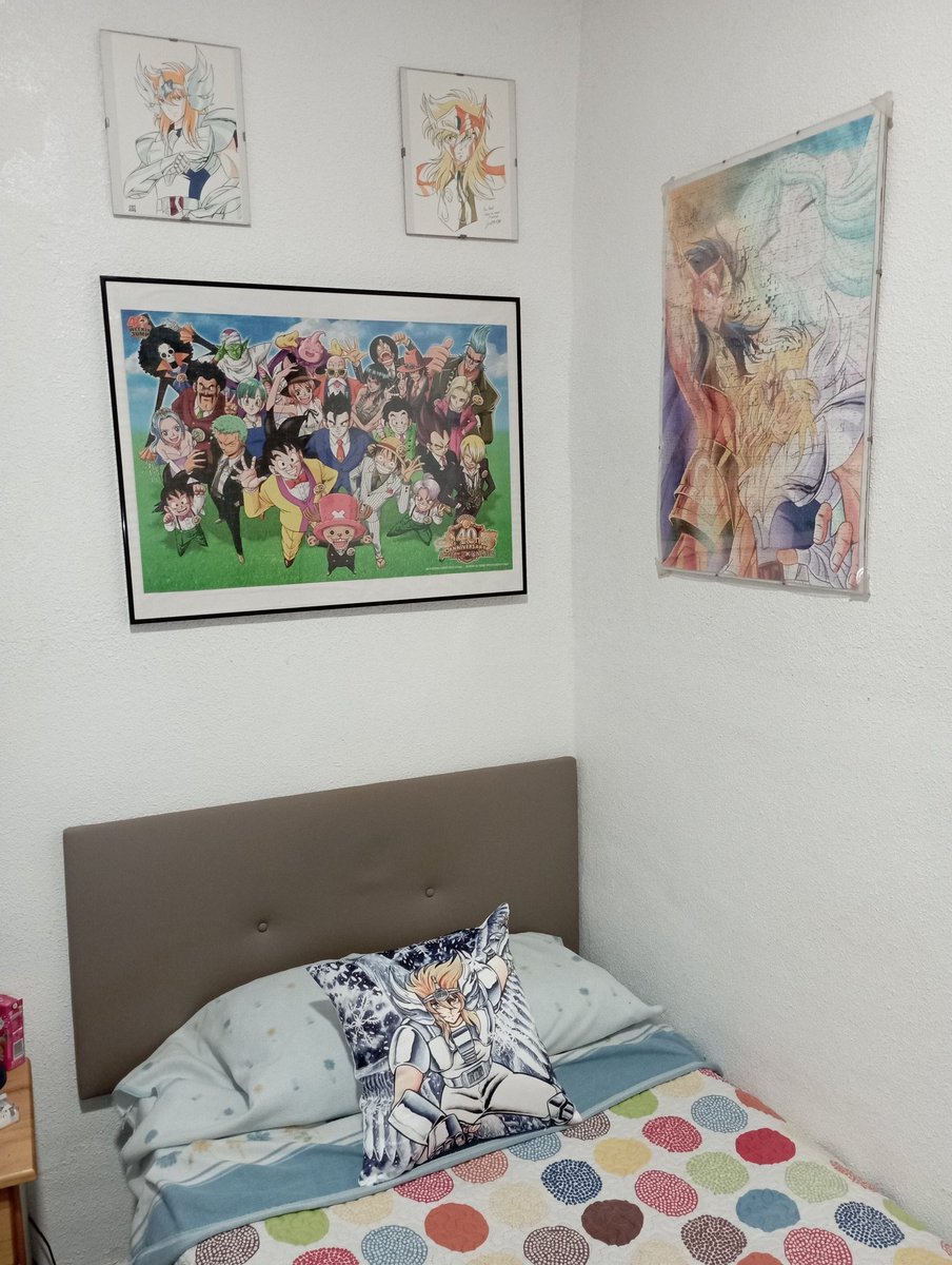HyogaRaul's tweet photo. Hoy en "Compras frikis de HyogaRaul"... Me acaba de llegar esta funda de cojin (que ya le he comprado relleno) de Hyoga, me encanta!!! Super chula ha quedado sobre mi cama #SaintSeiya #hyoga #anime #manga #puzzle #cojin #fanarts https://t.co/4rNazS4up7