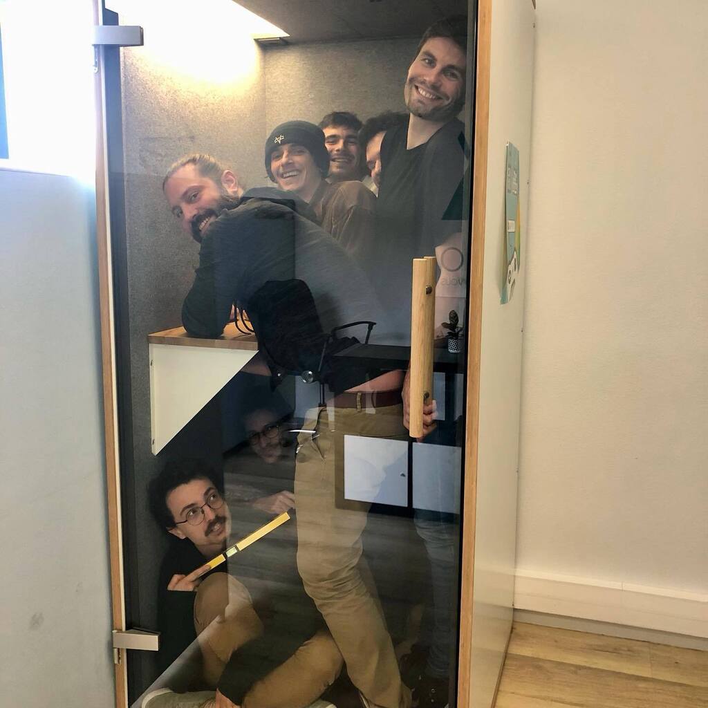 Alors oui, nos Sales font du super boulot mais ils sont légèrement bruyants… 📣

Nous avons donc opté pour une superbe PhoneBox qui permet à toute l’équipe d’être concentrée et de ne pas entendre les beaux discours de nos commerciaux ! 

Et comme nous… instagr.am/p/CqIRMZQt_-8/
