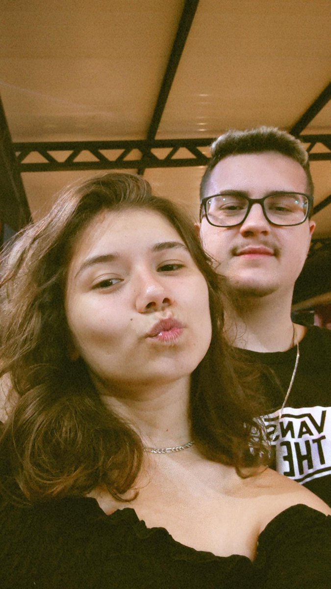 ka_mirandaaa's tweet photo. Conheci o Nicolas através de uma amiga em 2018, saímos mas não ficamos (levei minha mãe e o namorado dela no cinema), daí odiei ele desde então. Em 2021 fui sair com um amigo meu e ele tava lá tbm KK ódio, depois começamos a sair só nós dois e estamos há quase 3 anos juntos KK https://t.co/wW9g51Est6