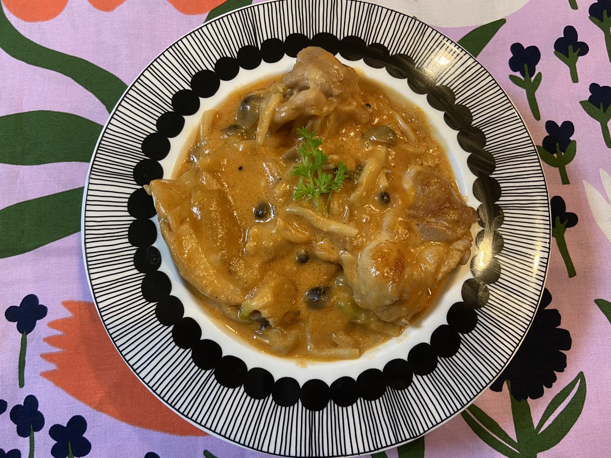 fuji_fan's tweet photo. ワンパン10分!トマトクリームチキン😃
@rina_kitchen さんのレシピ👨🍳
簡単なのに本格的‼️めちゃうま🤤
りなさん天才🙌
大事に育てた人参スプラウトを飾りました🥕
今日もかんぱーい◎!
#トマトクリームチキン #marimekko #マリメッコ #siirtolapuutarha #palsta #料理大好き #おうちごはんlover https://t.co/xrCYoFQMaD