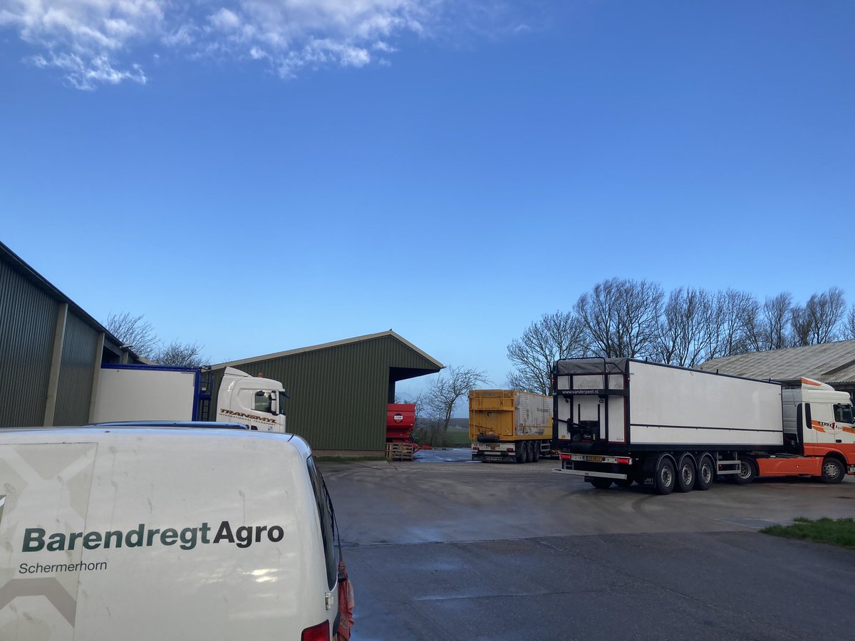 Vanmorgen 150.000kg pootaardappelen (Fontane) met bestemming België verladen.

Deze aardappelen worden in België geplant op ~70 hectare. 

In september zal er een oogst van ~3.500.000kg zijn.

In het najaar zal deze verwerkt worden tot ~10.500.000 porties patat ! 🍟

#schaarste