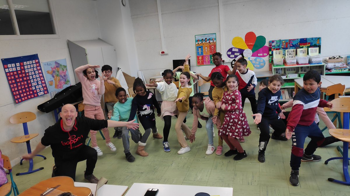 Projet "La brigade émotionnée" porté par Marie GUILLET du PRE.
Intervention de Toma SIDIBÉ auprès de 2 classes de l'<a href="/Prevert_Rennes/">Ecole Jacques Prévert Rennes</a> pour préparer le spectacle qui aura lieu demain à la MJC Bréquigny
<a href="/acrennes/">Académie de Rennes</a> <a href="/DSDEN_35/">DSDEN 35</a> @DAACBretagne <a href="/Commelind/">Delphine Commelin</a> <a href="/sbcpc35/">Bachelot Stéphanie</a> <a href="/ORoullier/">Olivier Roullier</a> <a href="/Rougier_Gaelle/">Gaëlle Rougier</a>