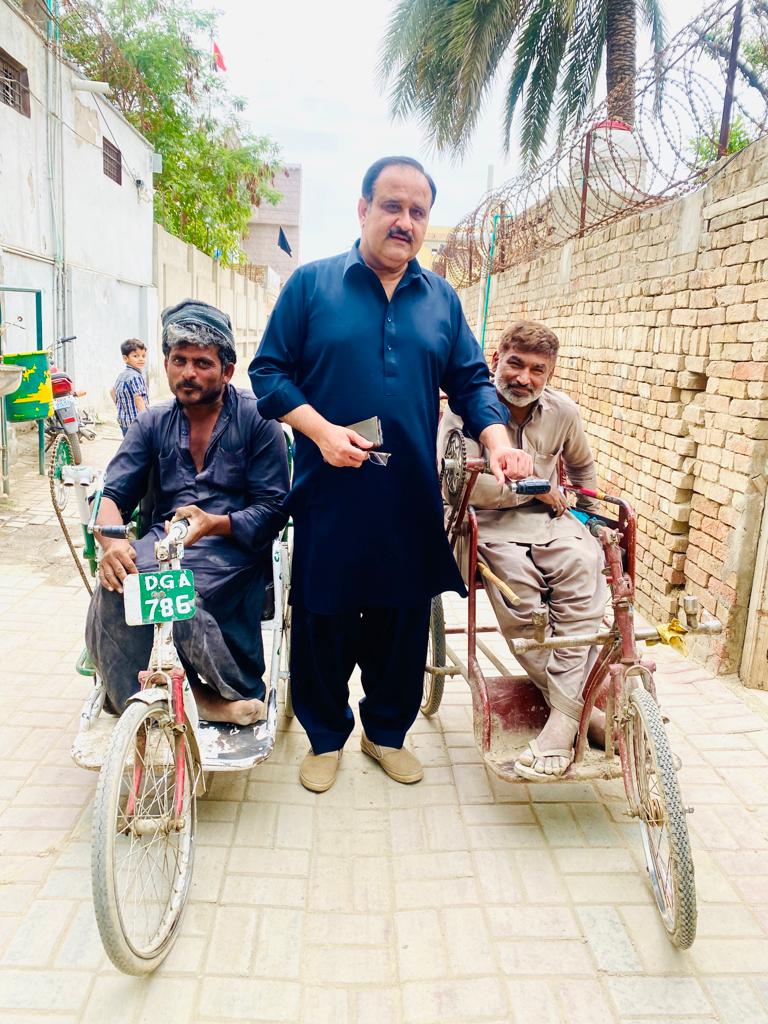 قلندروں کی بستی کے فقیروں سے نہ الجھا کر
ہم وہ فقیر ہیں جو صرف خدا کو بادشاہ مانتے ہیں 👑