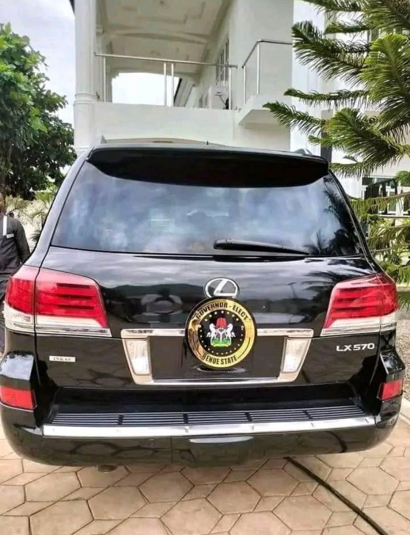 E be like say this Rev Fr go show Benue people shege.

Dem never swear am in, e don go customise car.

Onye amuma di ike ma na ewu-ewu😁