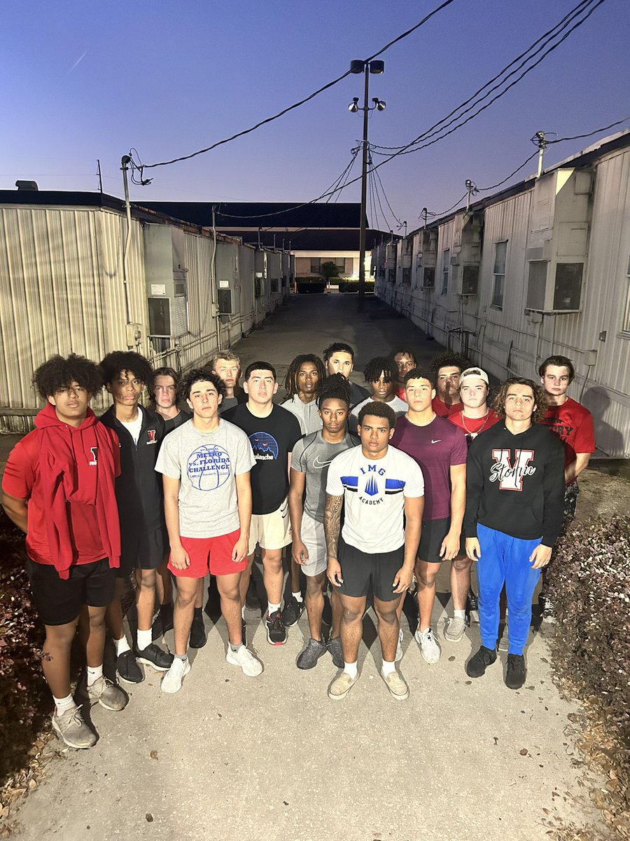GradyMorrell's tweet photo. It's not mandatory.... but it's mandatory when that hunger is constantly running deep for what we want. Those 6am workouts always are going to hit different. We are going to keep grinding in the dark until we shine under the lights. 💪🏾💯 https://t.co/InhE3jGfOt